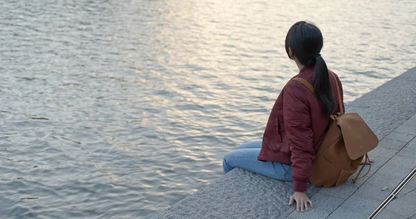 Femme Assise Bord Rivière — Photo