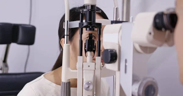 Woman Check Eye Clinic — Stock Photo, Image