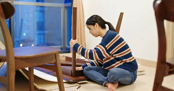 Vrouw Monteert Tafel Thuis — Stockfoto