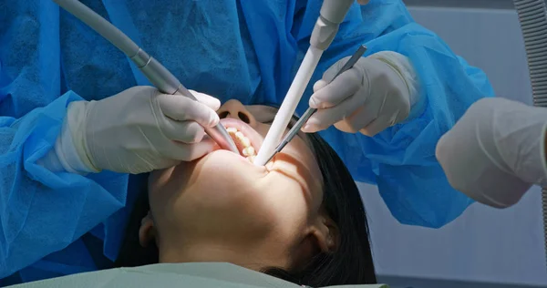 歯科クリニックで歯を洗う女性 — ストック写真