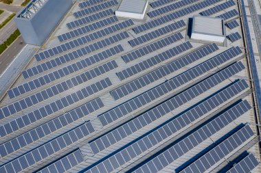 çatı üstüne güneş panelleri