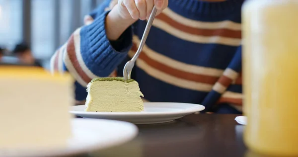 Mujer Comer Pastel Dentro Cafetería — Foto de Stock