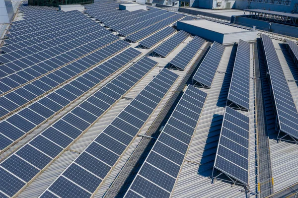 Çatıda Güneş Enerjisi Panelleri — Stok fotoğraf