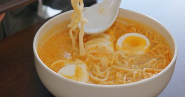 Evde laksa ile yiyin yakın