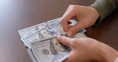 Tabloda Usd banknotları saymak