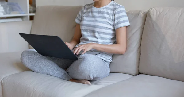 Kobieta Pracuje Laptopie Domu — Zdjęcie stockowe