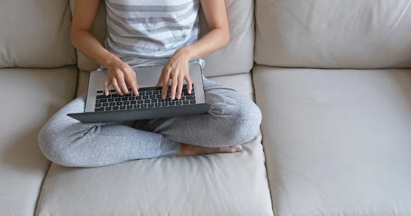 Kobieta Pracuje Komputerze — Zdjęcie stockowe