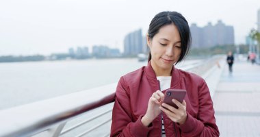 Açık havada kadın cep telefonu kullanımı