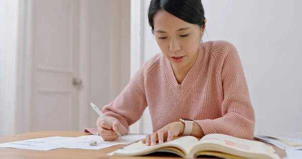 Aziatische Vrouw Studeren Thuis — Stockfoto