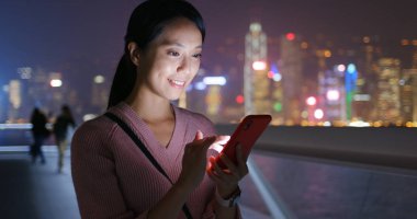 Gece kadın onay üstünde hareket eden telefon