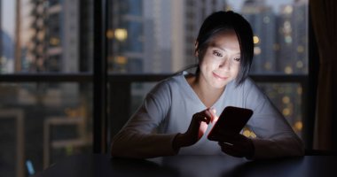 Kadın kullanın cep telefonu online evde