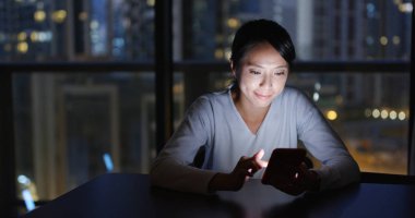 Kadın kullanma smartphone geceleri