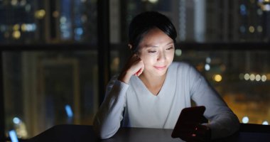 Kadın kullanma smartphone ve akşamları yorgun hissetme