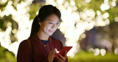 Kadın Noel dekorasyonu ile cep telefonu kullanımı 