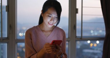 Gece kadın onay üstünde hareket eden telefon