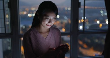 Akşamları evde cep telefonu kullanan kadınlar