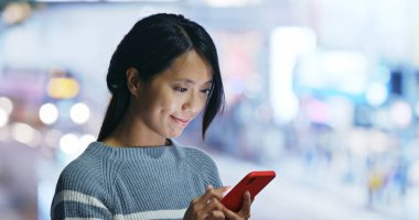 Kadın sokakta geceleri cep telefonu kullanmak