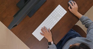 Bilgisayar üst görünüm kadın kullanımı