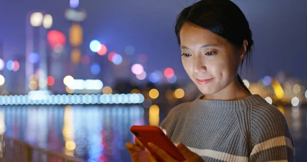 Frau Arbeitet Nachts Smartphone Der Stadt — Stockfoto