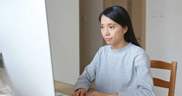 Vrouw Werken Computer Thuis — Stockfoto