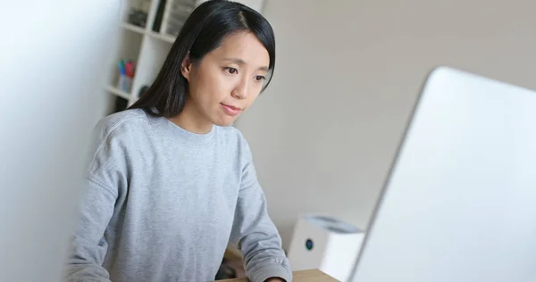 Vrouw Werk Desktop Computer Thuis — Stockfoto