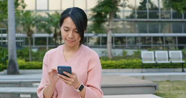 Jovem Mulher Uso Telefone Celular Livre — Fotografia de Stock