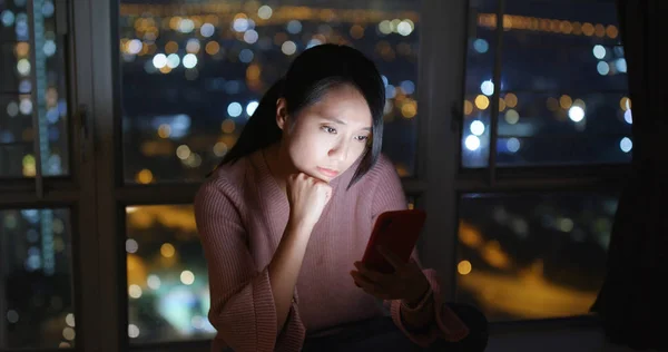 Mujer Uso Teléfono Inteligente Sentirse Cansado Por Noche — Foto de Stock