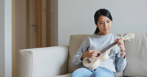 Donna Giocare Con Ukulele Casa — Foto Stock