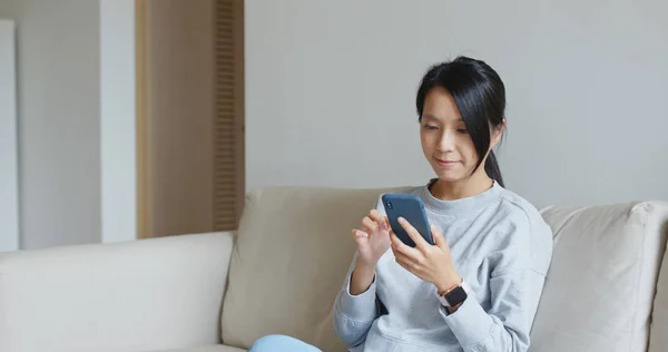 Young Woman Use Smartphone Home — Stock Photo, Image