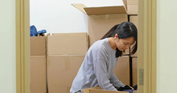 Frau Findet Etwas Karton — Stockfoto