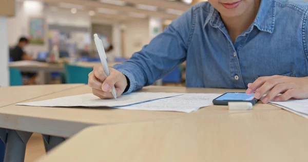 Aziatische Vrouw Studeren Bibliotheek — Stockfoto