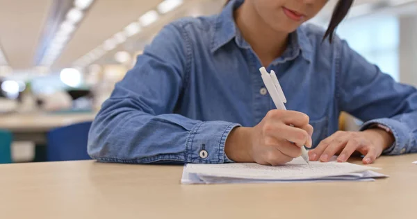 Donna Fare Suo Saggio Biblioteca — Foto Stock