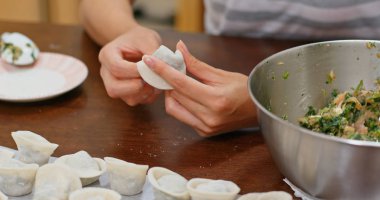 Çin etli börek paketi. 