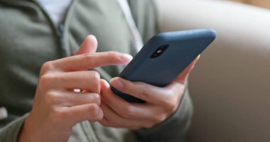 Kadın cep telefonu kullanımı