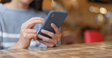Restoranda kadın cep telefonu kullanımı