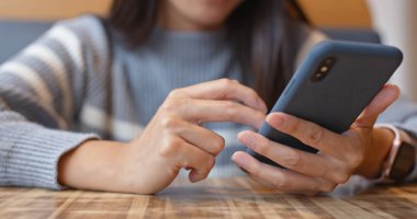 Cep telefonu kafede kadın kullanımı