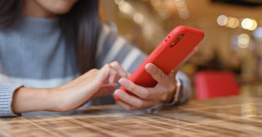 Restoranda kadın cep telefonu kullanımı