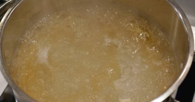 Spagetti'yi soba üzerinde pişirme yakın çekim