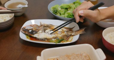 Çift evde birlikte akşam yemeği var