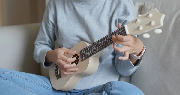 Kvinna Leker Med Ukulele Hemma — Stockfoto