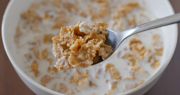 Comer Con Leche Cereales Desayuno —  Fotos de Stock