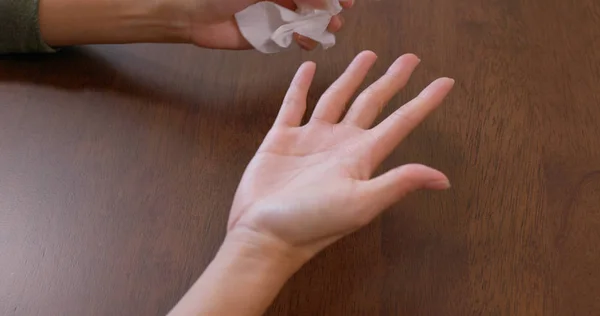 Donna Sensazione Stress Bagnarsi Sulla Mano — Foto Stock