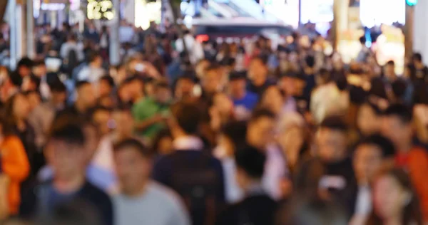 Rozostřaný Pohled Lidí Přes Ulici Noci — Stock fotografie