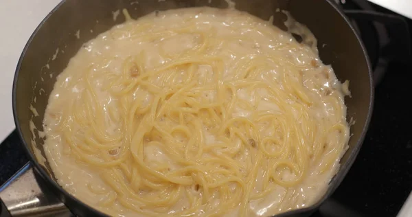 Cucinare Carbonara Sui Fornelli Vicino — Foto Stock