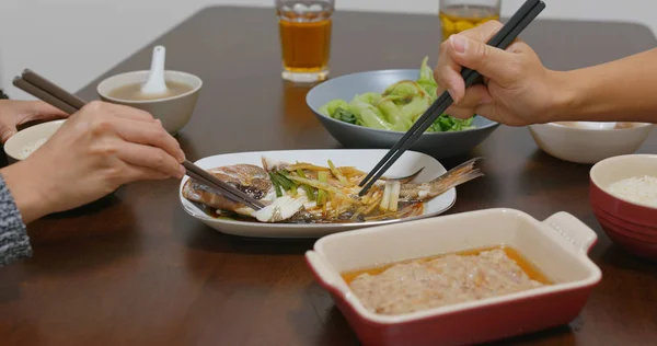 Paar hebben samen dineren thuis — Stockfoto