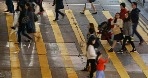 Causeway Bay, Hong Kong - 22 de fevereiro de 2019: As pessoas caminham no st — Fotografia de Stock