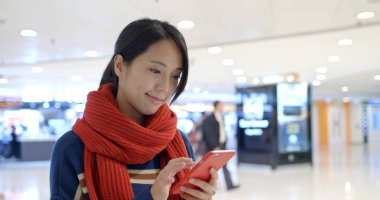 Kadın onay indirim online alışveriş için cep telefonu kullanımı