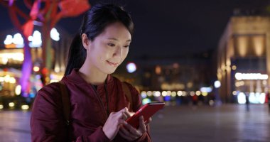 Kadın geceleri şehir cep telefonu üzerinde kontrol