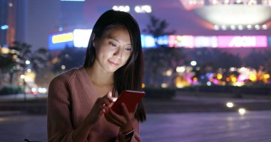 Cep telefonu online kullanımı kadın