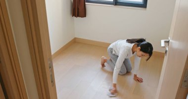 Asyalı Kadın ay yeni yıl için hazırlamak evde zemin temiz